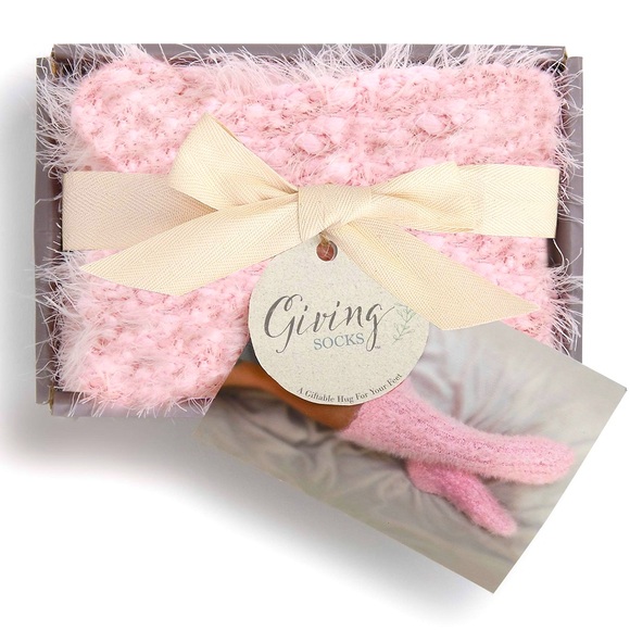 DEMDACO-The Giving Box w/pink fuzzy beautiful pair of socks. Has a lovely bow! - Picture 1 of 7
